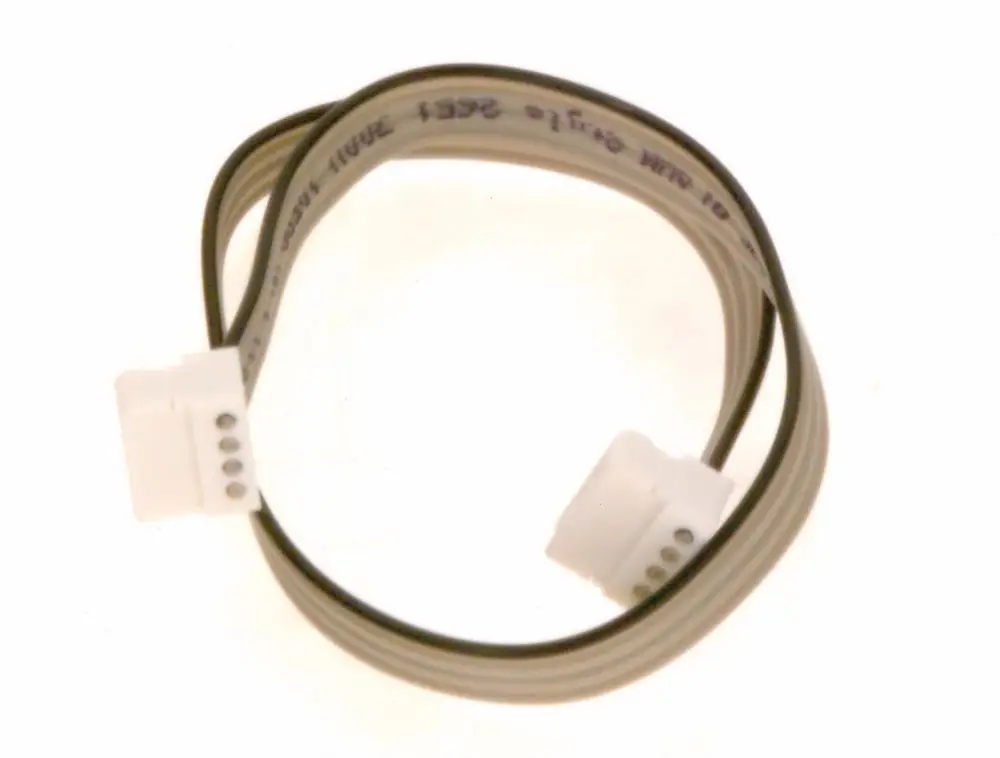 Kabel zur Busverbindung von Bosch, bestehend aus zwei weißen Steckverbindern und einer flexiblen Leitung, die geschwungen verlegt ist.